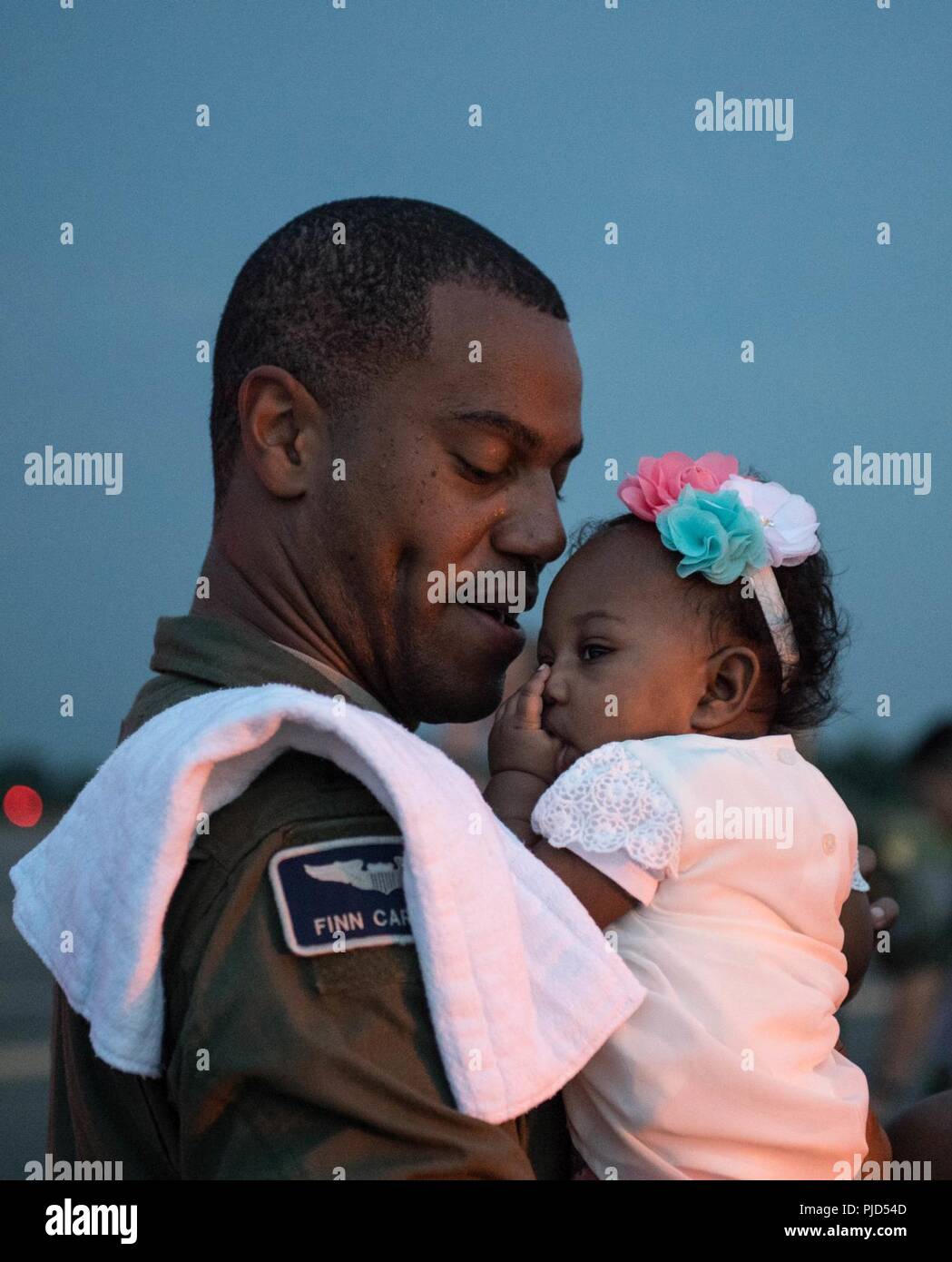 Le capitaine Donovan Carroll, 20e Bomb Squadron, embrasse sa fille, Colby, pour la première fois à base aérienne de Barksdale, en Louisiane, le 12 juillet 2018. Bree, sa femme était enceinte de six mois avec Colby lorsque Carroll a quitté pour son déploiement. Banque D'Images