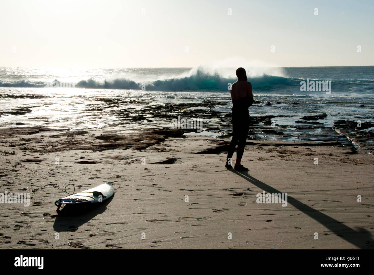Silhouette surfeur dans Ocean Banque D'Images