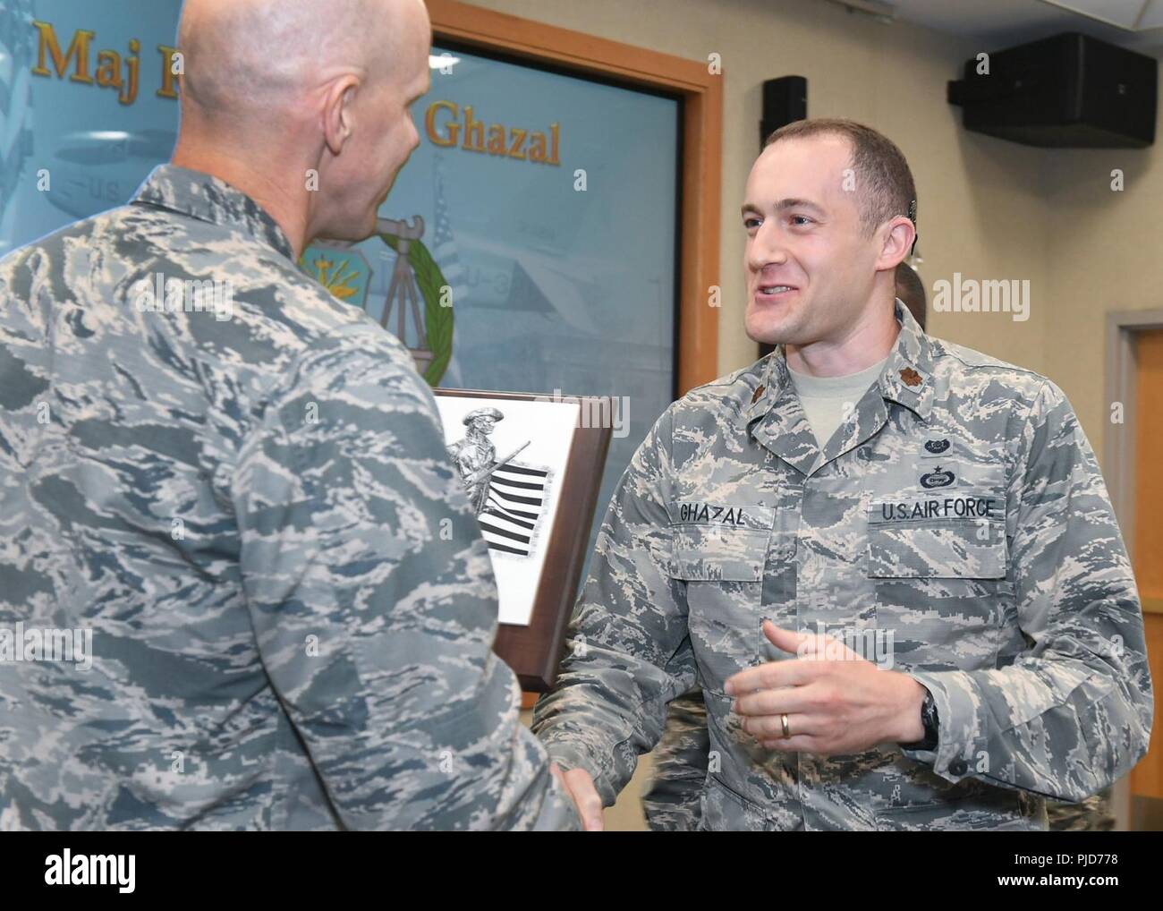 Le Major Richard Ghazal, 66th Air Base Group procureur, est félicité par le Lieutenant-colonel Kenneth Ferland, 66 ABG commandant adjoint, pour gagner le grade de l'agent de terrain trimestre lors d'une cérémonie au Centre de conférence Hanscom 13 Juillet. Environ 40 candidats ont concouru dans 13 catégories au cours de la cérémonie. Banque D'Images