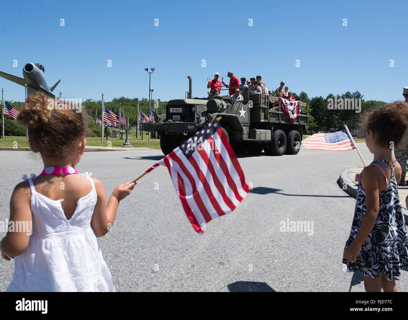 Eden, à gauche, et Saraï Polley agitent des drapeaux au cours de la parade des héros Hanscom Homecoming à Hanscom Air Force Base, Mass., le 19 juillet. La parade suivie d'une cérémonie privée reconnaissant environ 30 des près de 50 membres du service qui sont revenus du déploiement dans la dernière année. Banque D'Images