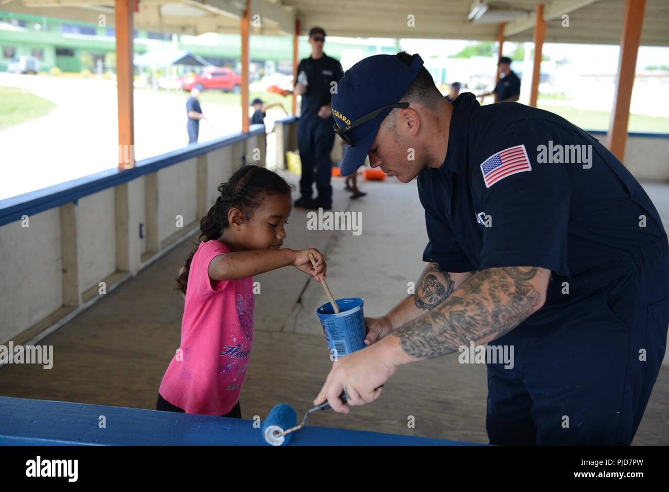 L'équipage de la U.S. Coast Guard Cutter Oliver Berry (WPC 1124) un parc de peinture avec les enfants sur l'atoll de Majuro, 5 juillet 2018. Dans un effort visant à renforcer la présence de la Garde côtière, de sensibilisation et de relations, l'équipage se porte volontaire pour aider à repeindre certaines parties du parc et de nettoyer les ordures. Banque D'Images