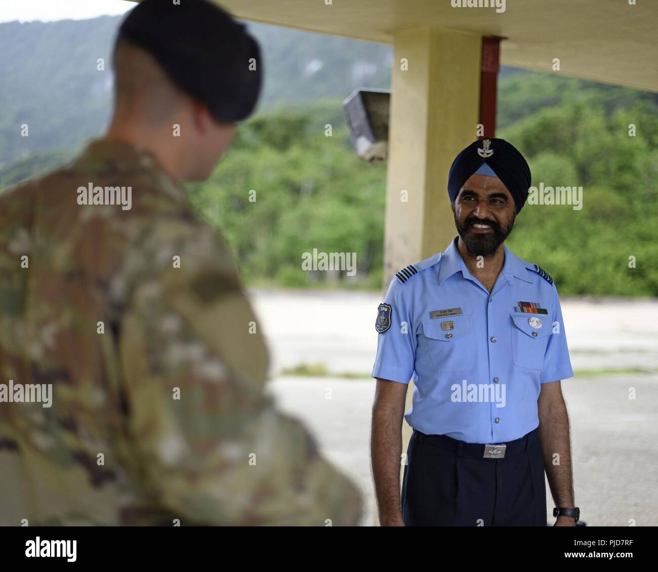 U.S. Air Force Tech. Le Sgt. Timothy Carl, 736e Escadron des Forces de sécurité sous-officier des armes de combat en chef, parle avec l'Inde Air Force les experts en la matière au cours d'une des forces de sécurité le 23 juillet 2018 SMEE, sur Andersen Air Force Base, Guam. Banque D'Images