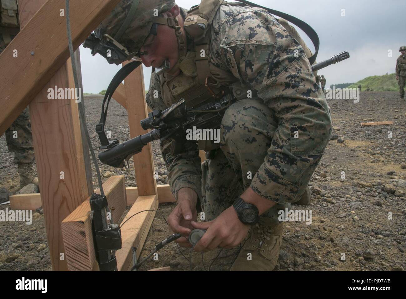 Lance le Cpl. Jiovanni Madrid, un bataillon de génie de combat avec l'équipe d'atterrissage, 2e Bataillon, 5ème Marines, 31e Marine Expeditionary Unit, la société F, prépare un dispositif explosif au Camp Fuji, Japon, Juillet 17, 2018. Madrid est originaire de Winnemucca, Nevada. Marines avec la société F formés à l'utilisation des techniques de rupture explosive dans le terrain. La 31e MEU, le Marine Corps' seulement continuellement de l'avant-déployés MEU, fournit une force flexible prêt à réaliser une vaste gamme d'opérations militaires. Banque D'Images