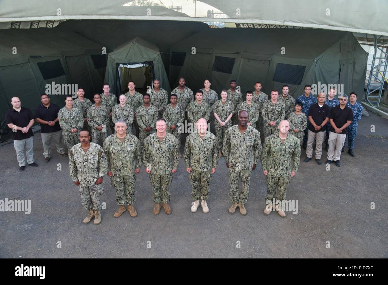 JOINT BASE HICKAM-PEARL HARBOR (6 juillet 2018) Vice-amiral. John D. Alexander, centre-droit, pose pour une photo avec le joint mobile à terre du Pacifique de l'équipe au cours de l'exercice Rim of the Pacific (RIMPAC). Vingt-cinq nations, plus de 45 navires et sous-marins, et d'environ 200 avions et 25 000 personnes participent à l'EXERCICE RIMPAC du 27 juin au 2 août dans et autour des îles Hawaï et la Californie du Sud. Le plus grand exercice maritime international RIMPAC, fournit une formation unique alors que la promotion et le soutien de relations de coopération entre les participants essentiels à l'ens Banque D'Images