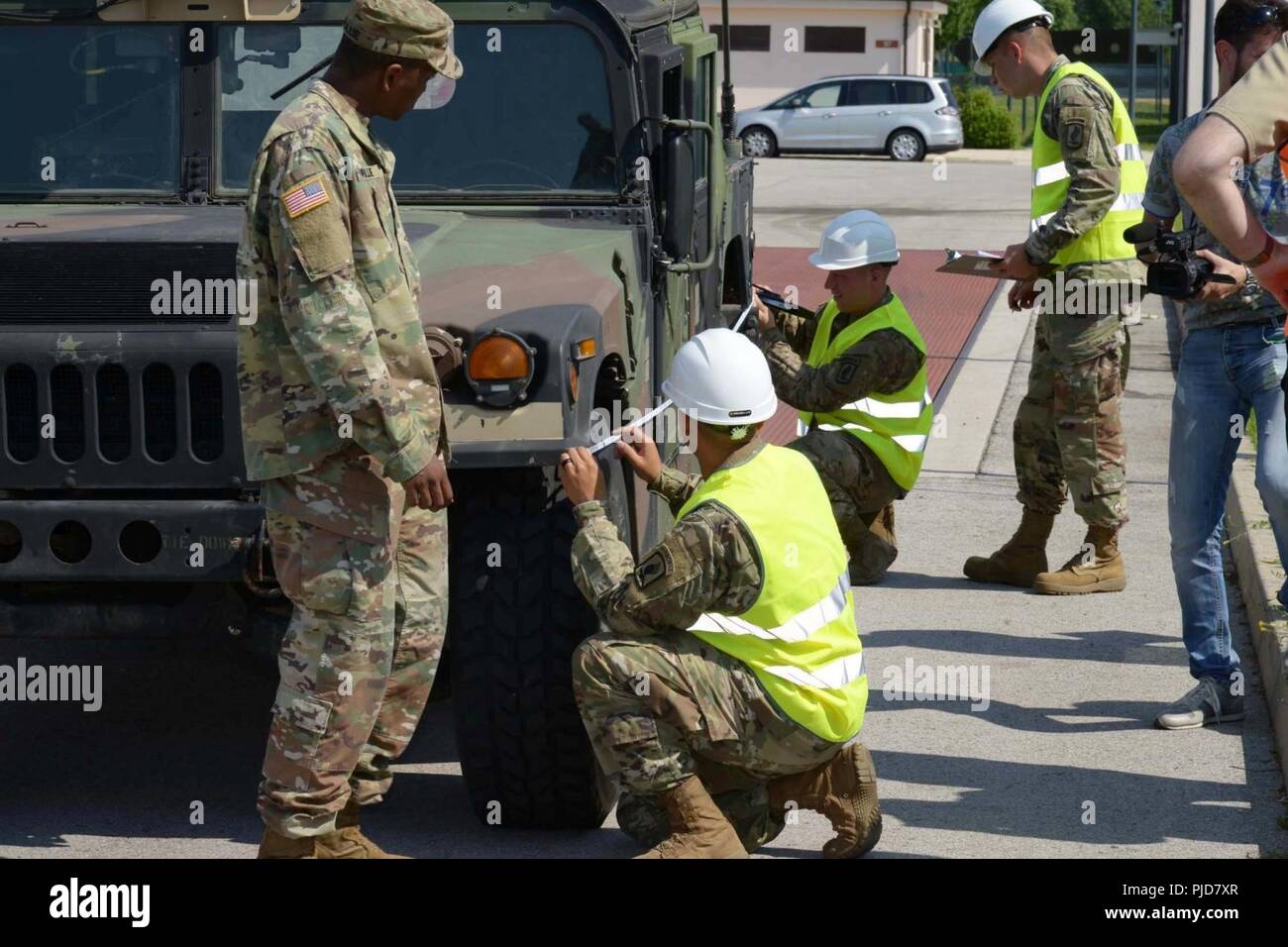 173ème Infantry Brigade Combat Team (ABN) mesure les soldats d'un véhicule en vue d'un convoi. Ce travail faisait partie d'une installation sur l'aire d'exercice processus tenue à USAG Italie le 24 juillet afin d'améliorer l'interopérabilité entre l'italien et l'œuvre américaine de préparer l'équipement militaire pour le déploiement à court préavis. Banque D'Images