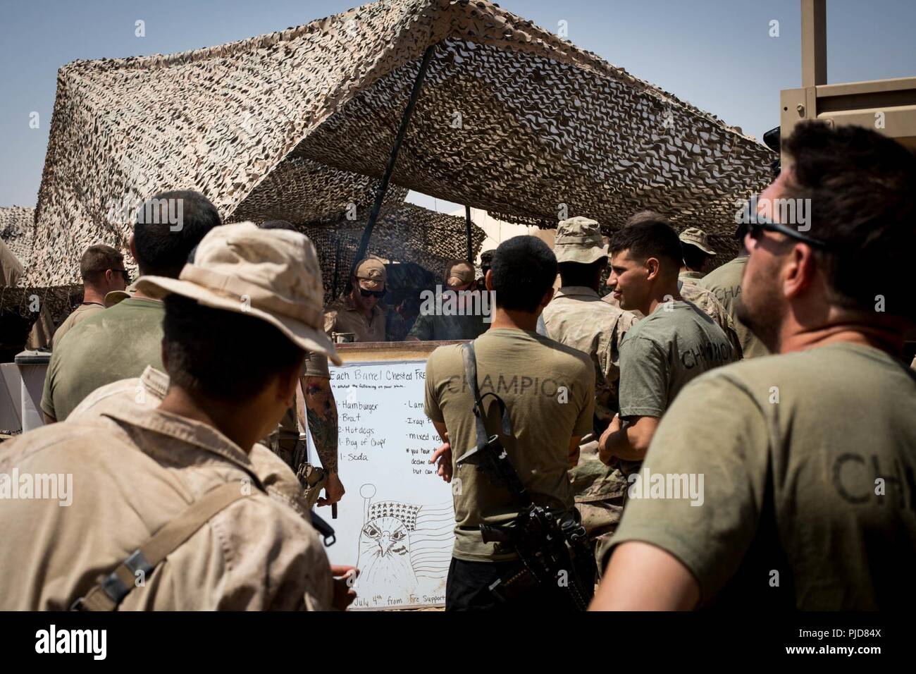 FIREBASE UM JORAIS, IRAQ - Marines des États-Unis avec des Groupe de travail air-sol marin, Crise Response-Central SPMAGTF (Commande-CR-CC) et soldats célèbrent le Jour de l'indépendance à base de feu Um Jorais FB (UJ) le 4 juillet 2018. SPMAGTF-CR-CC de Marine a contribué à l'Opération Lance Talon en fournissant la sécurité à FB UJ. Banque D'Images