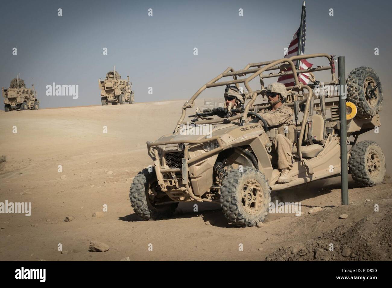 FIREBASE UM JORAIS, IRAQ - Marines des États-Unis avec 3e Bataillon, 7e Régiment de Marines, 1 Division de marines attaché à but spécial du Groupe de travail air-sol marin, Crise Response-Central SPMAGTF (Commande-CR-CC) conduire un véhicule utilitaire tâche autour de postes de sécurité à base de feu Um Jorais FB (UJ) 4 juillet, 2018. SPMAGTF-CR-CC de Marine a contribué à l'Opération Lance Talon en fournissant la sécurité à FB UJ. Banque D'Images