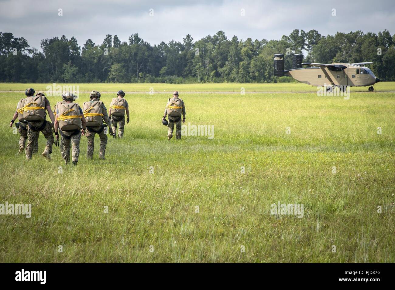 Pararescuemen (PJ) à partir de la 38e Escadron de sauvetage (RQ), à pied, en route vers le bord d'un Short SC-7 Skyvan, 24 juillet 2018, à Valdosta, Ga PJs effectuée static-sauts de lignes pour maintenir leur compétence de saut. La mission de la 38e rq est d'employer des agents de sauvetage prêt au combat et pararescuemen de soutenir les unités dans le monde entier. Banque D'Images
