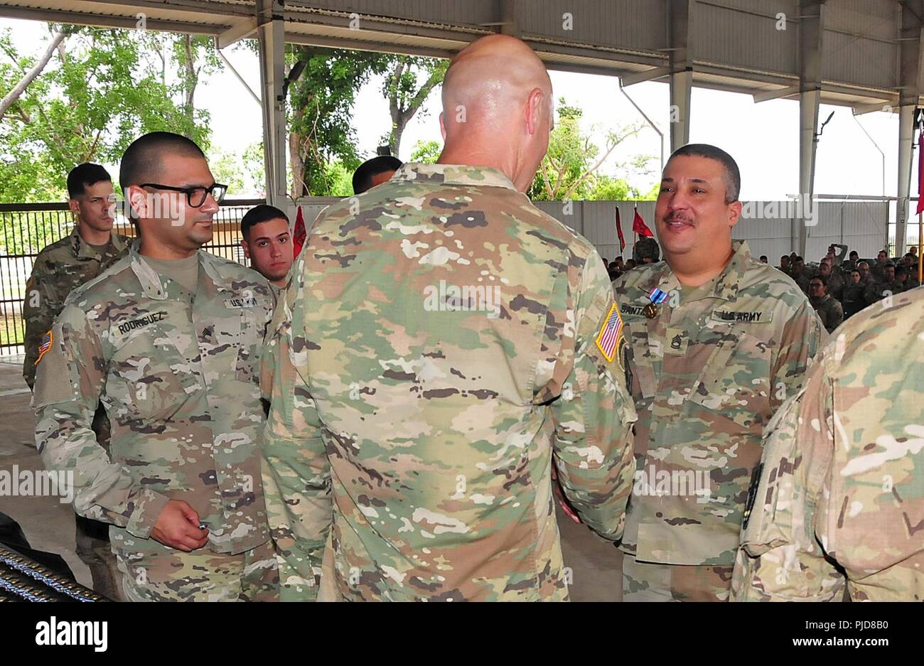 La 101e Commande des troupes, 130e bataillon du génie a célébré une cérémonie de passation de commandement et d'une Cérémonie au camp Santiago, Salinas, Porto Rico, le 21 juillet. Au cours de la cérémonie de passation de commandement, le Lieutenant-colonel Kevin P. Crawford a renoncé à son poste de commandant du bataillon du 130e aux grands Edil Velázquez qui devint le chef de bataillon intérimaire à la suite de cette partie de l'événement. Les deux cérémonies ont eu lieu dans les installations de théâtre où tous les guidons 130e rouge était grand pendant l'événement. La cérémonie a été consacrée à l'Citizen-Soldiers du bataillon qui a travaillé comme p Banque D'Images