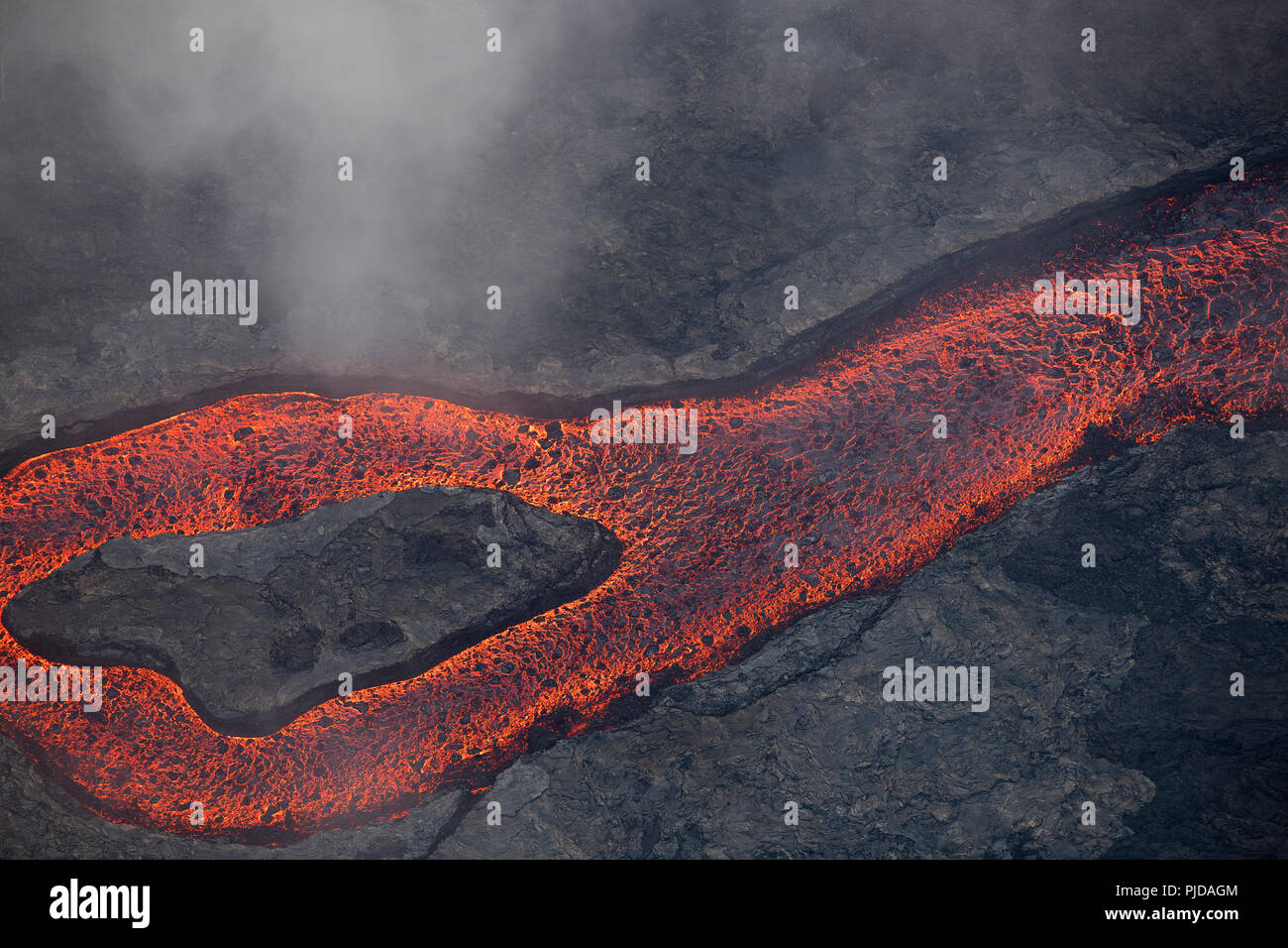 Vue aérienne de la rivière de lave ont éclaté à partir de la fissure, 8 de Kilauea Volcano zone de rift est près de Pahoa, Puna, Hawaii Island Banque D'Images