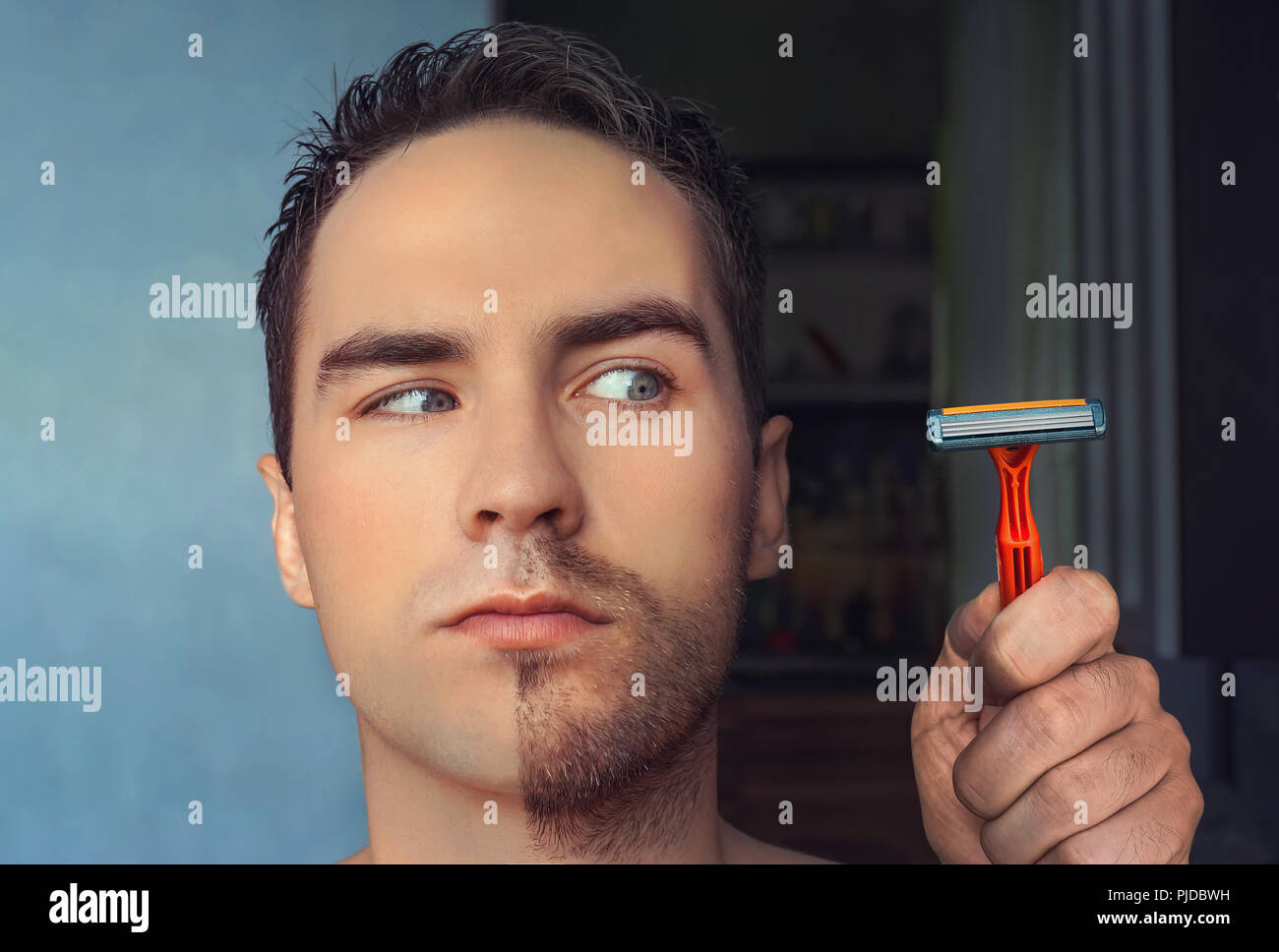 Un homme se rase son visage sans crème ou mousse, éprouvent des douleurs et souffrances. La moitié moitié rasée visage recouvert d'une épaisse barbe. Banque D'Images