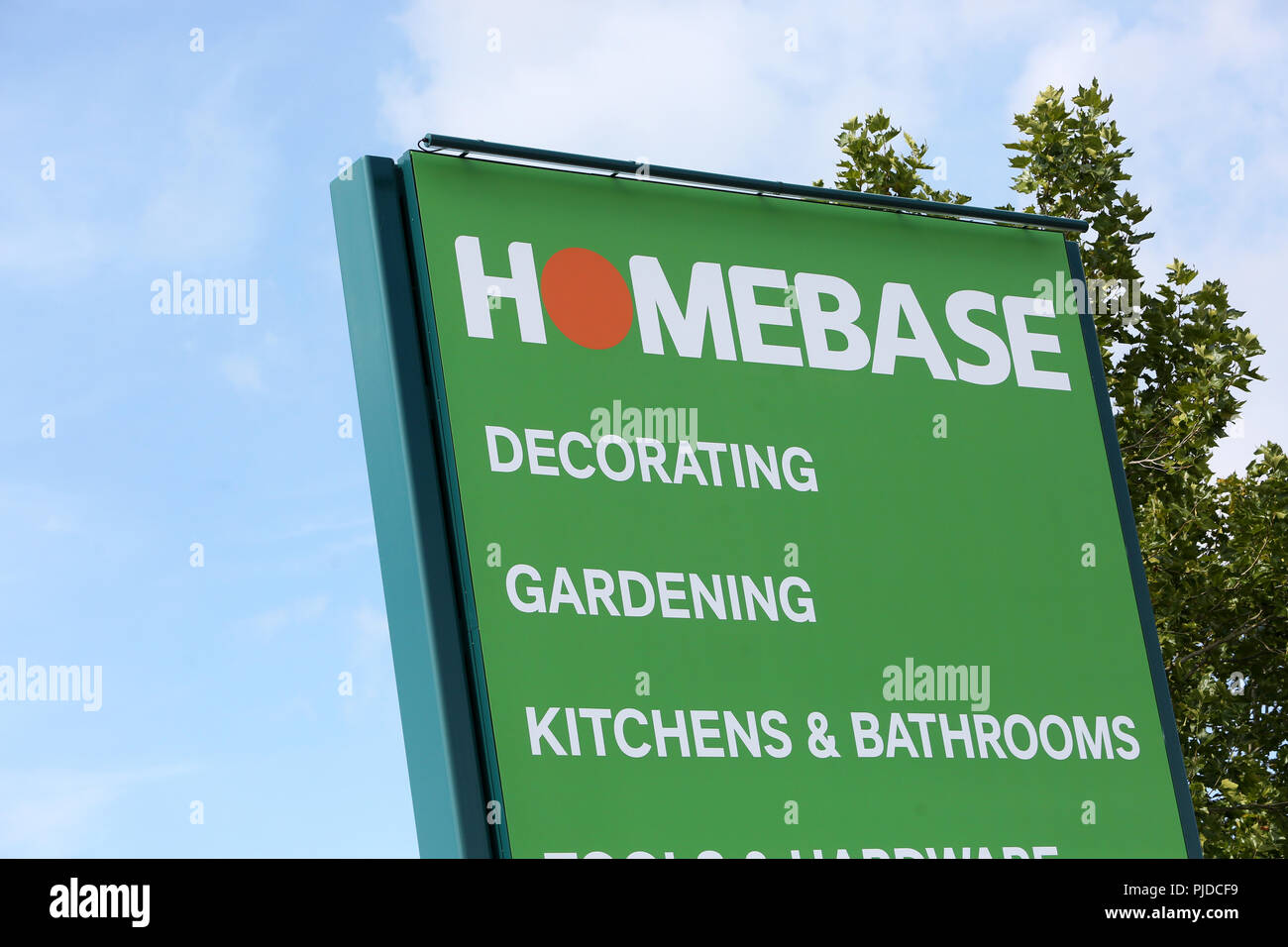 Homebase magasin de bricolage dans la région de Chichester, West Sussex, UK. Ce site était une base domestique, puis un bordeaux, maintenant, c'est un nouveau. Homebase Banque D'Images