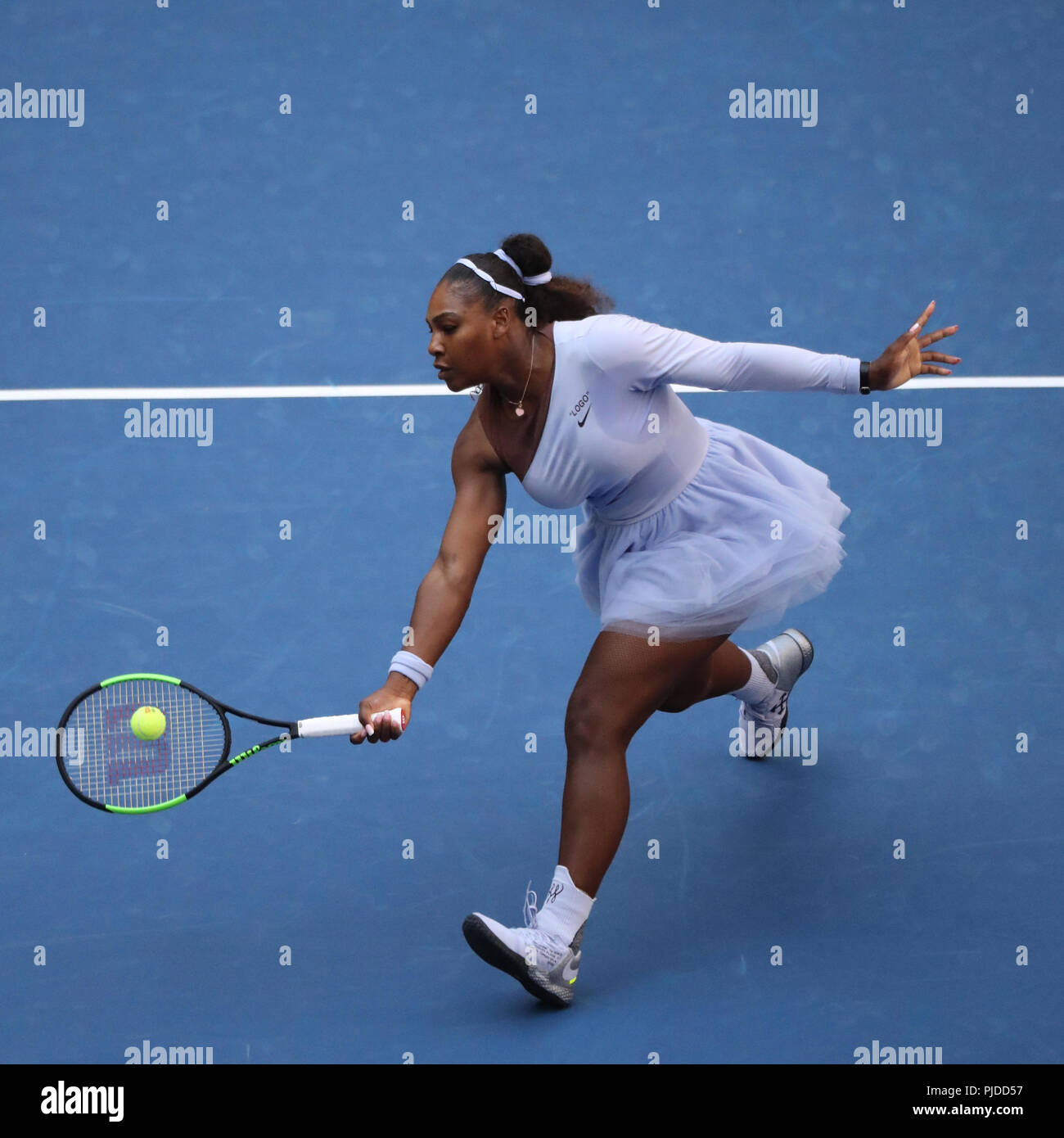 23 fois champion du Grand Chelem Serena Williams en action pendant son tour  de l'US Open 2018 16 match à Billie Jean King National Tennis Center Photo  Stock - Alamy