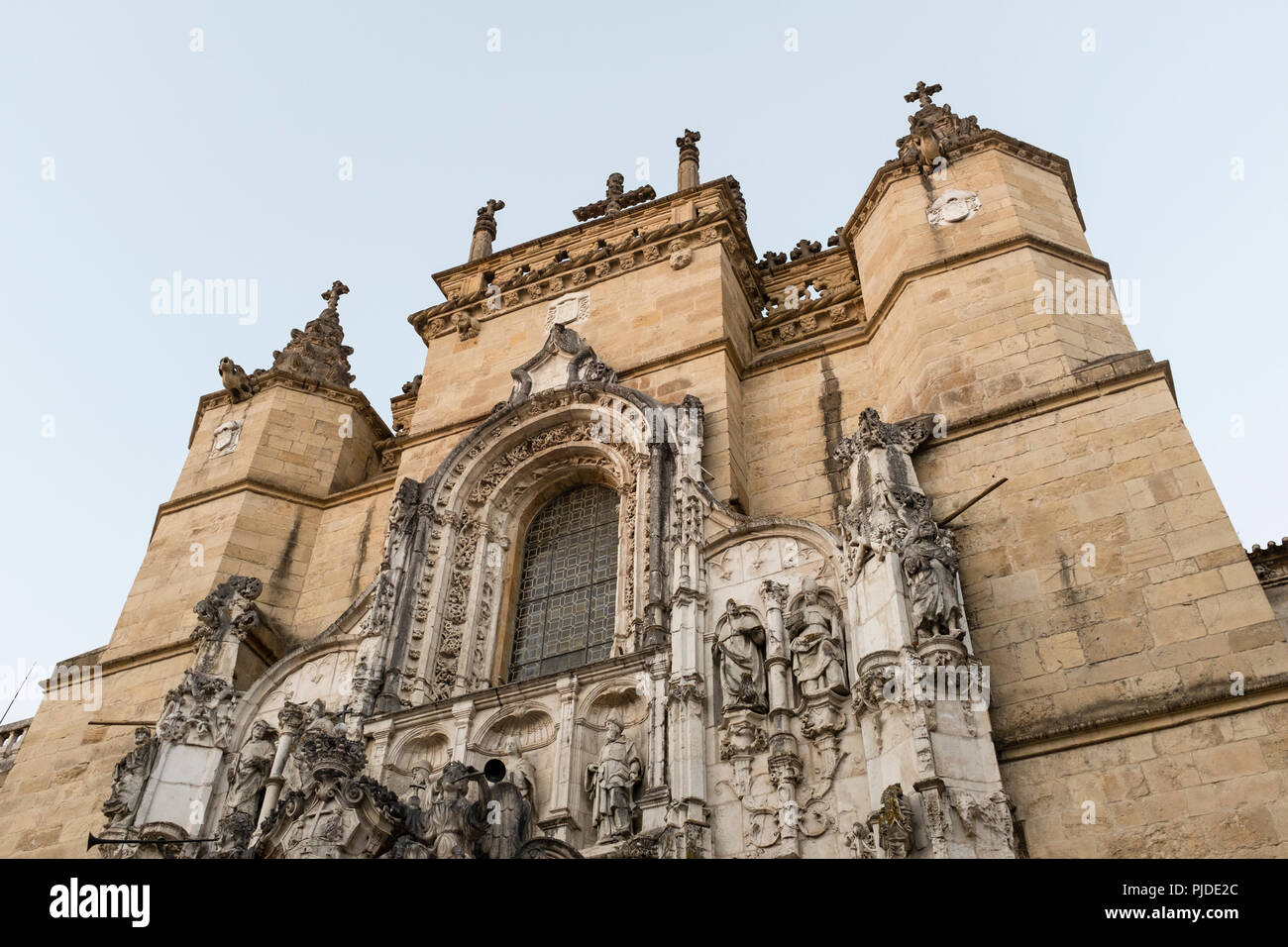 Façade du Monastère de Santa Cruz, également connu sous le nom de Igreja de Santa Cruz, à Coimbra, Portugal. Le monastère est un Monument National au Portugal Banque D'Images