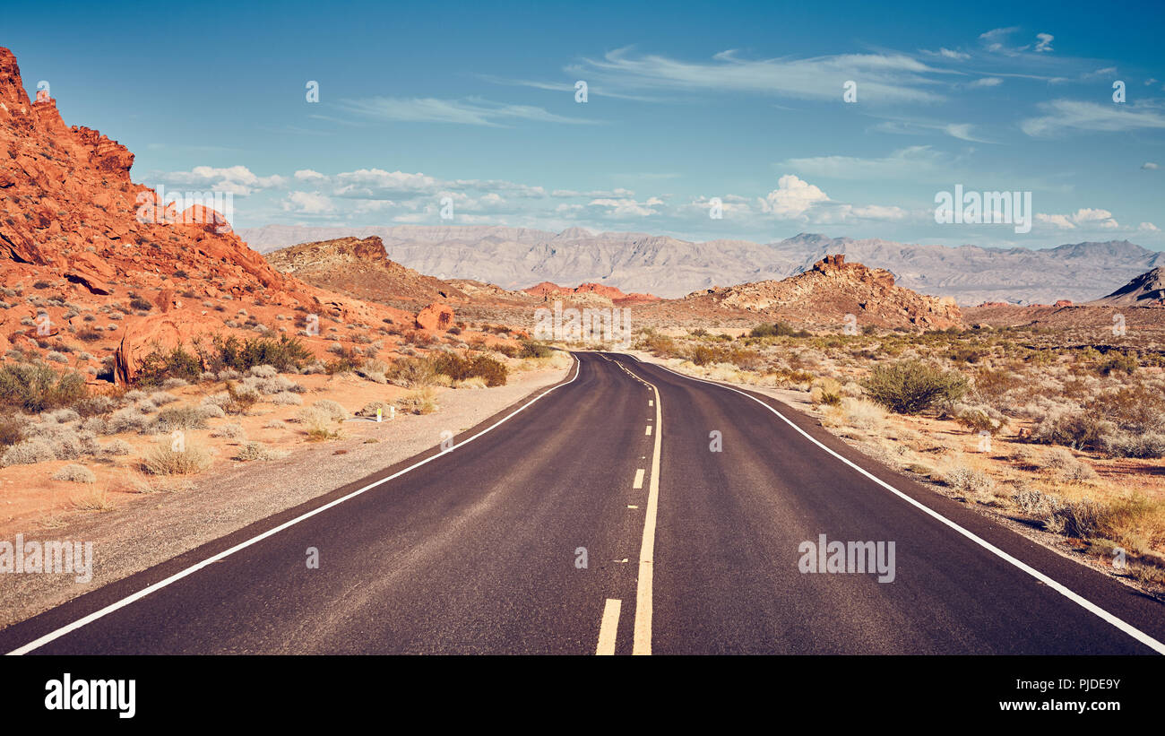 Retro photo stylisée d'une route du désert, travel concept. Banque D'Images