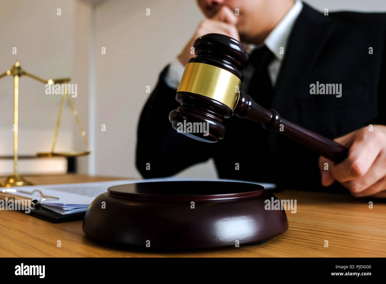 Juge avec marteau sur table. avocat, juge de la Cour de justice et  tribunal,concept Photo Stock - Alamy