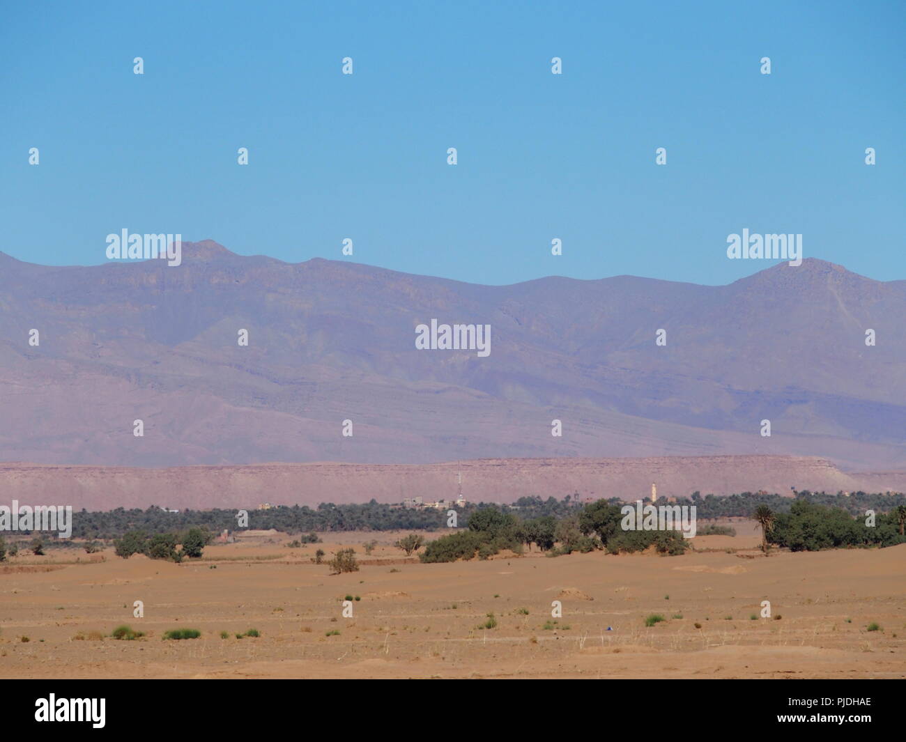 Vue magnifique du désert de sable au Haut Atlas, Maroc paysages gamme vu de l'emplacement de l'Afrique près de Erfoud village avec ciel bleu clair dans Banque D'Images