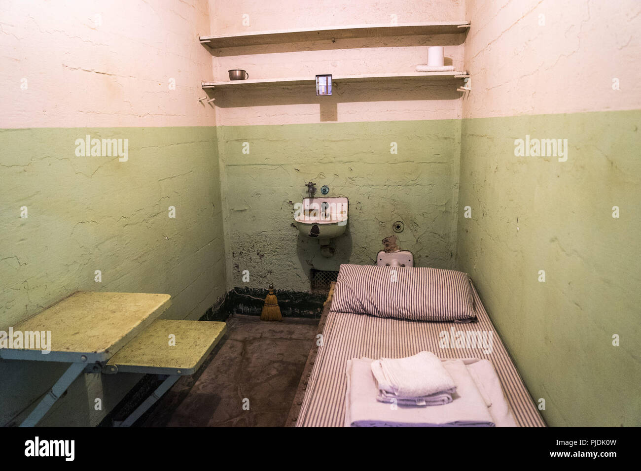 San Francisco Etats Unis Une Cellule De Prison A L Interieur De La Prison D Alcatraz Photo Stock Alamy San Francisco Etats Unis Une Cellule De Prison A L Interieur De La Prison D Alcatraz Photo Stock Alamy