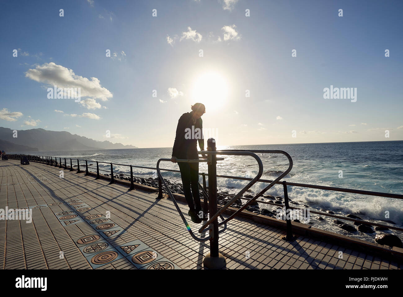 Femme à l'aide d'exercice en plein air sur la promenade, Las Palmas, Gran Canaria, Îles Canaries, Espagne Banque D'Images
