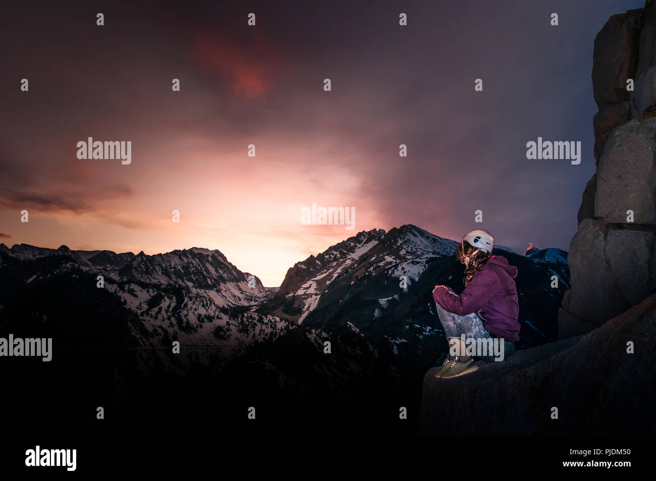 Climber bénéficiant coucher du soleil, le sommet, l'évêque, California, USA Banque D'Images
