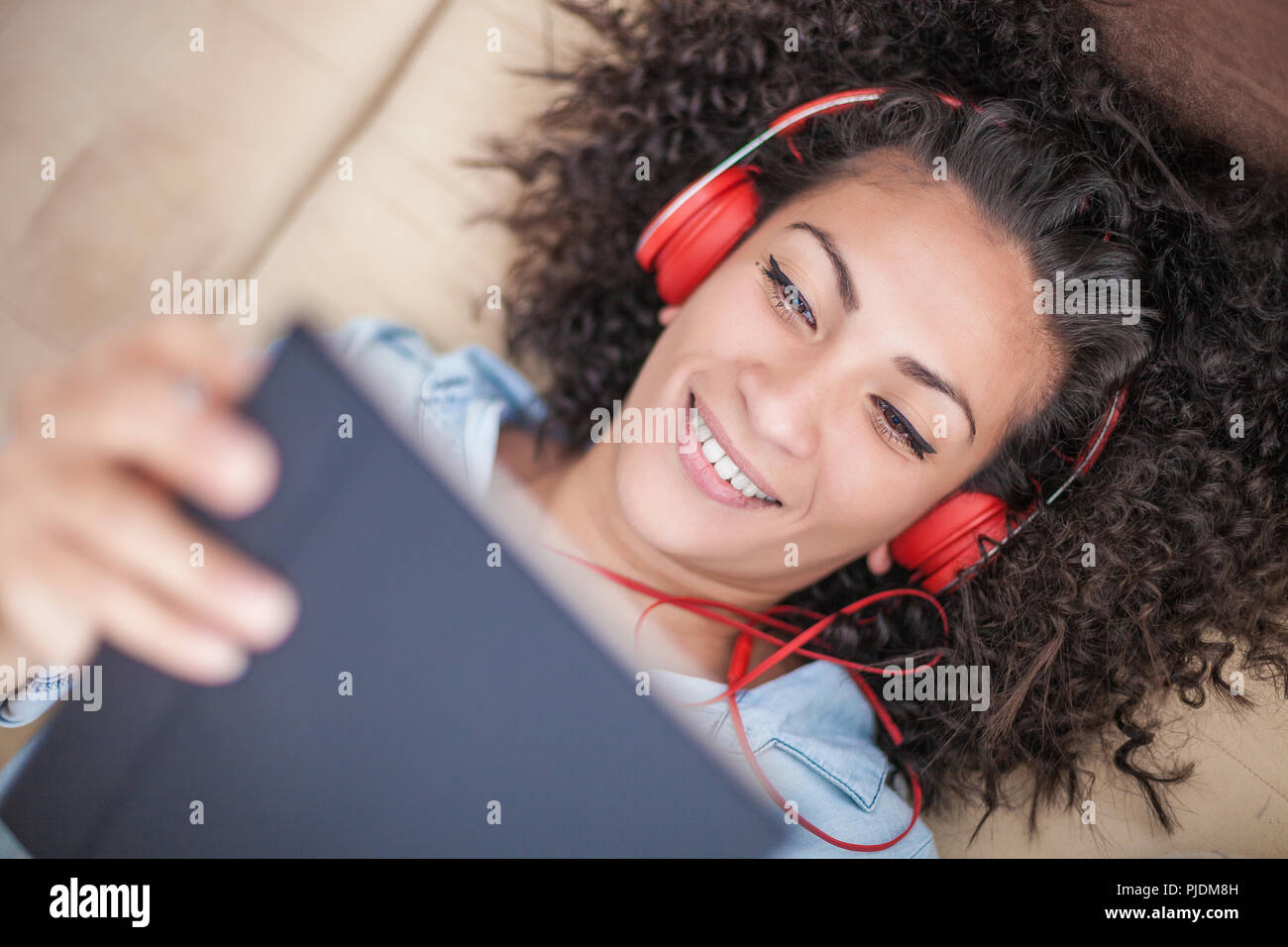 Woman listening to music on digital tablet Banque D'Images