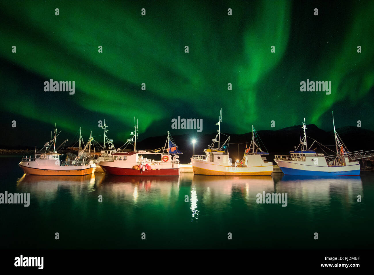 Vengsoy, bateaux de pêche traditionnels norvégiens à northern lights, Tromsø, Troms, Norvège Banque D'Images