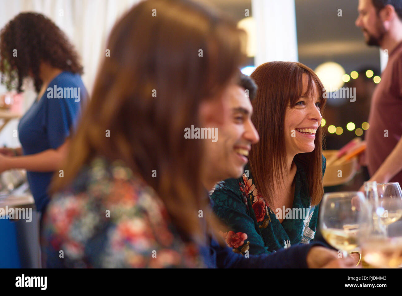 Friends laughing at dinner party Banque D'Images