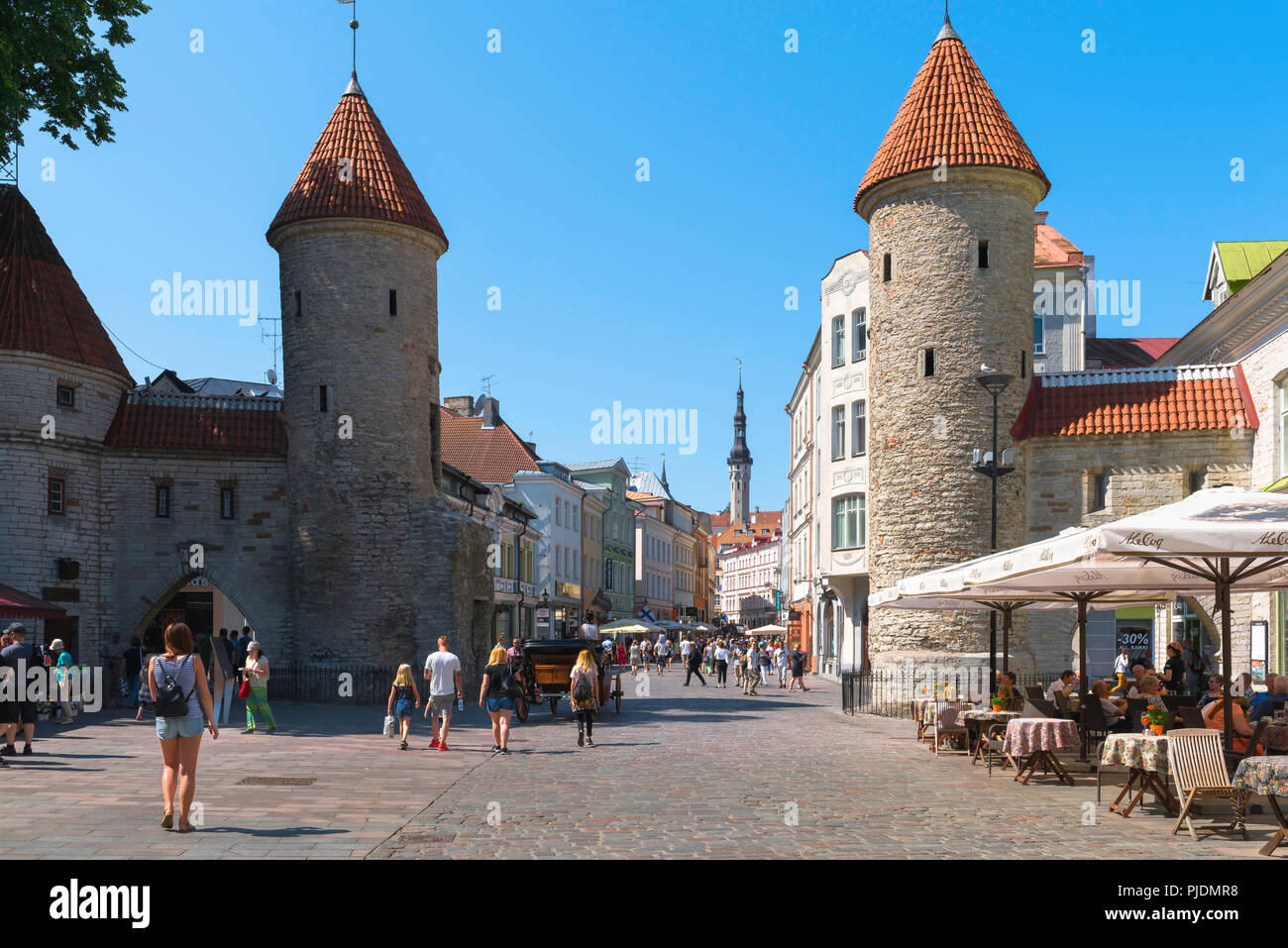 La porte Viru Tallinn, vue de la Porte Viru à Tallinn - l'entrée est de la vieille ville médiévale de la ville, de l'Estonie. Banque D'Images