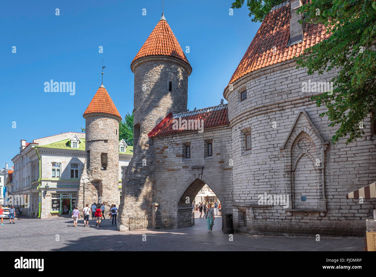 Porte Viru, vue sur la pittoresque porte Viru à Tallinn - vue de l'intérieur du quartier historique de la vieille ville médiévale de la ville, Estonie. Banque D'Images