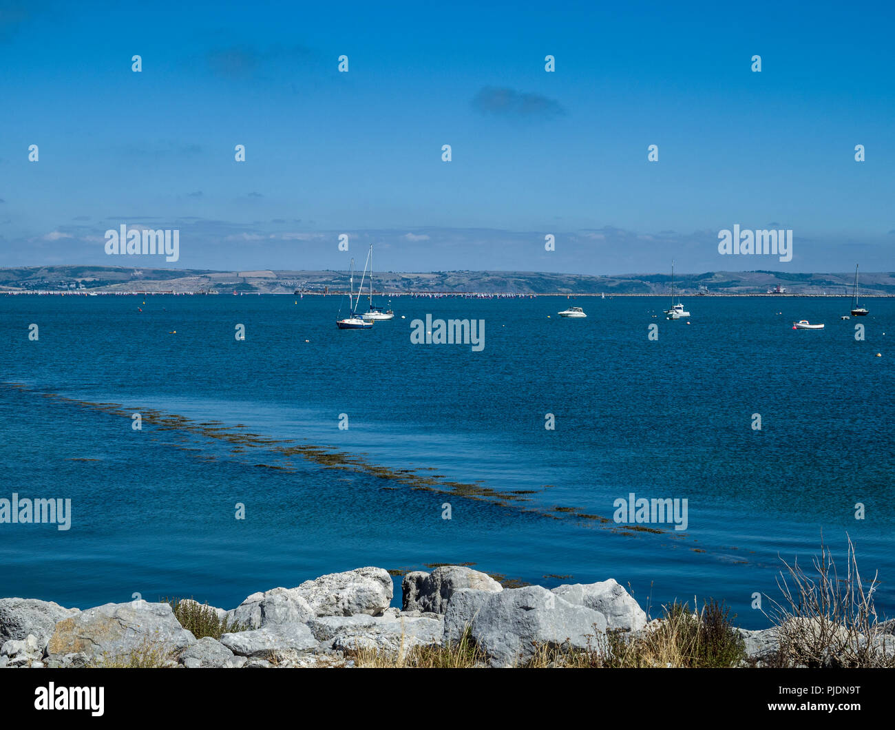 Bateaux amarrés sur les eaux bleues de Portland Harbour, Île de Portland, Dorset, England, UK Banque D'Images