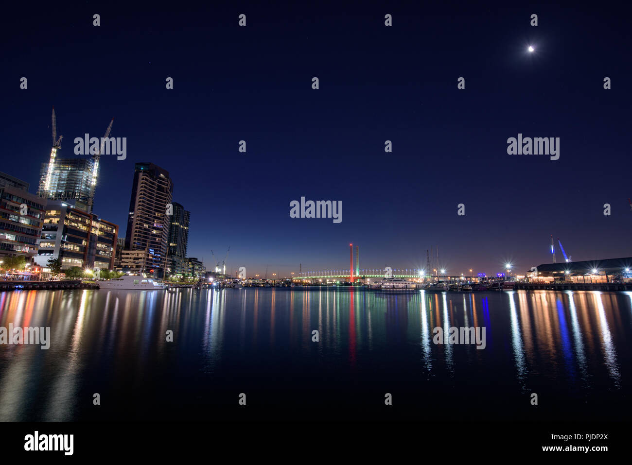 Vue sur le pont de Bolte Docklands à soir, Melbourne, Australie Banque D'Images