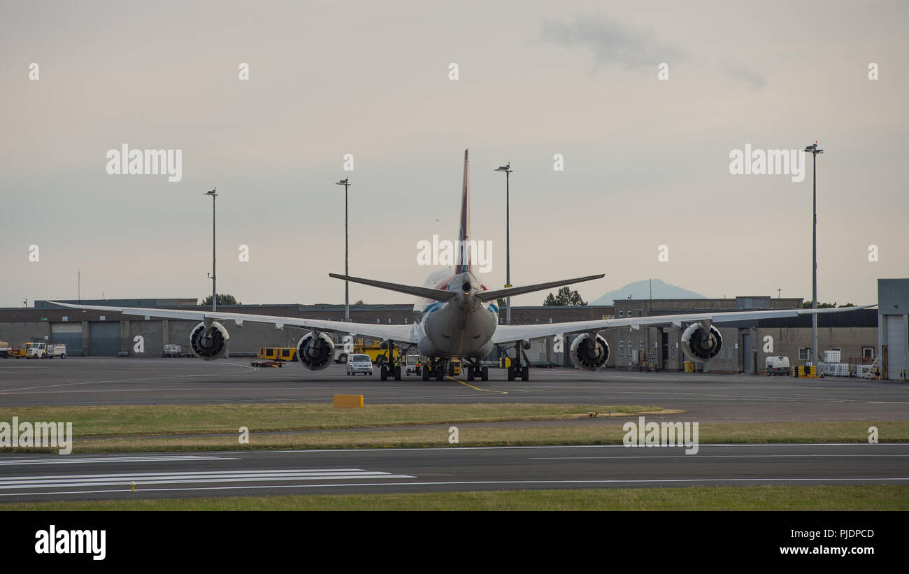 Cargolux Boeing 747-800F au départ de l'aéroport international de Prestwick à destination de Luxembourg laden avec du fret au décollage. Banque D'Images