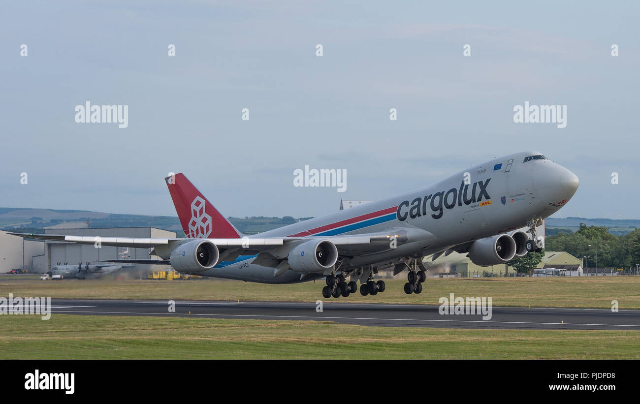 Cargolux Boeing 747-800F au départ de l'aéroport international de Prestwick à destination de Luxembourg laden avec du fret au décollage. Banque D'Images