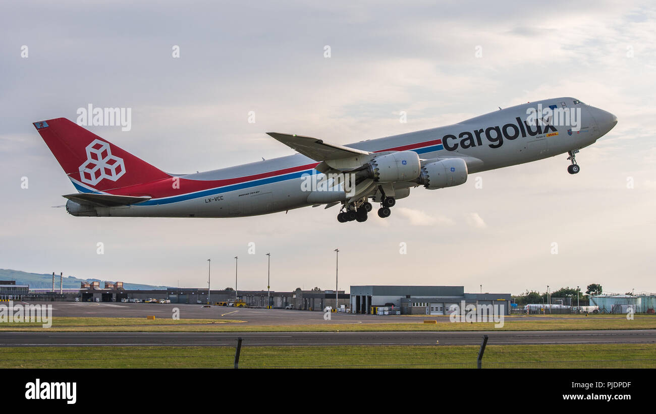 Cargolux Boeing 747-800F au départ de l'aéroport international de Prestwick à destination de Luxembourg laden avec du fret au décollage. Banque D'Images
