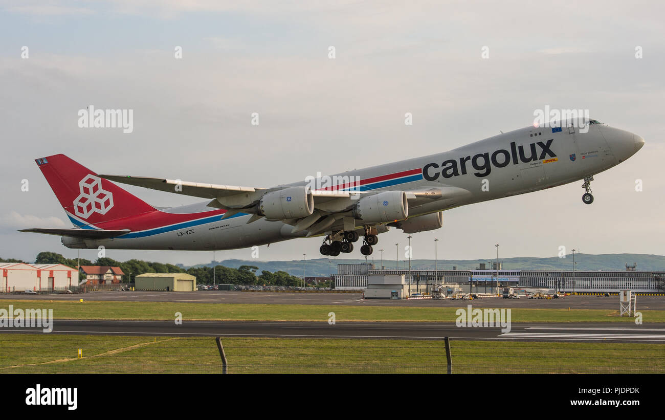 Cargolux Boeing 747-800F au départ de l'aéroport international de Prestwick à destination de Luxembourg laden avec du fret au décollage. Banque D'Images