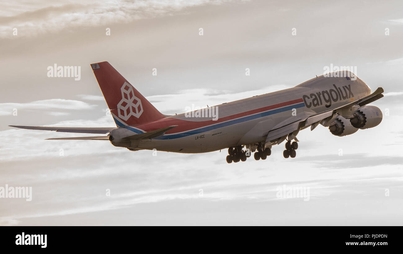 Cargolux Boeing 747-800F au départ de l'aéroport international de Prestwick à destination de Luxembourg laden avec du fret au décollage. Banque D'Images