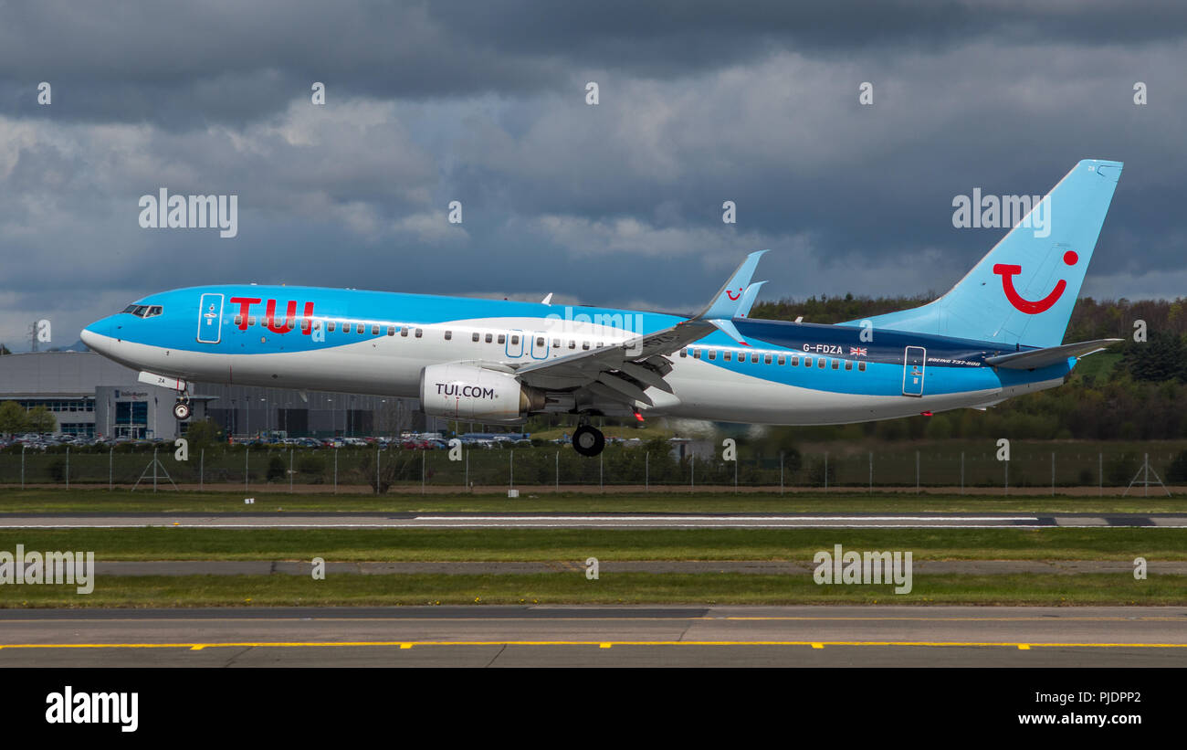 Vu vol TUI Airlines à l'Aéroport International de Glasgow, Renfrewshire, en Écosse. Banque D'Images