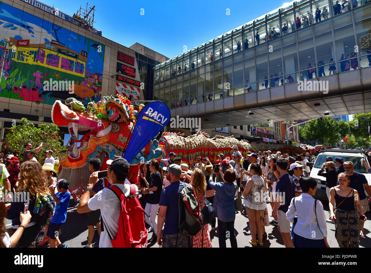 Les gens célébrant le Nouvel An chinois à Chinatown à Melbourne avec danse du dragon et de lions Banque D'Images