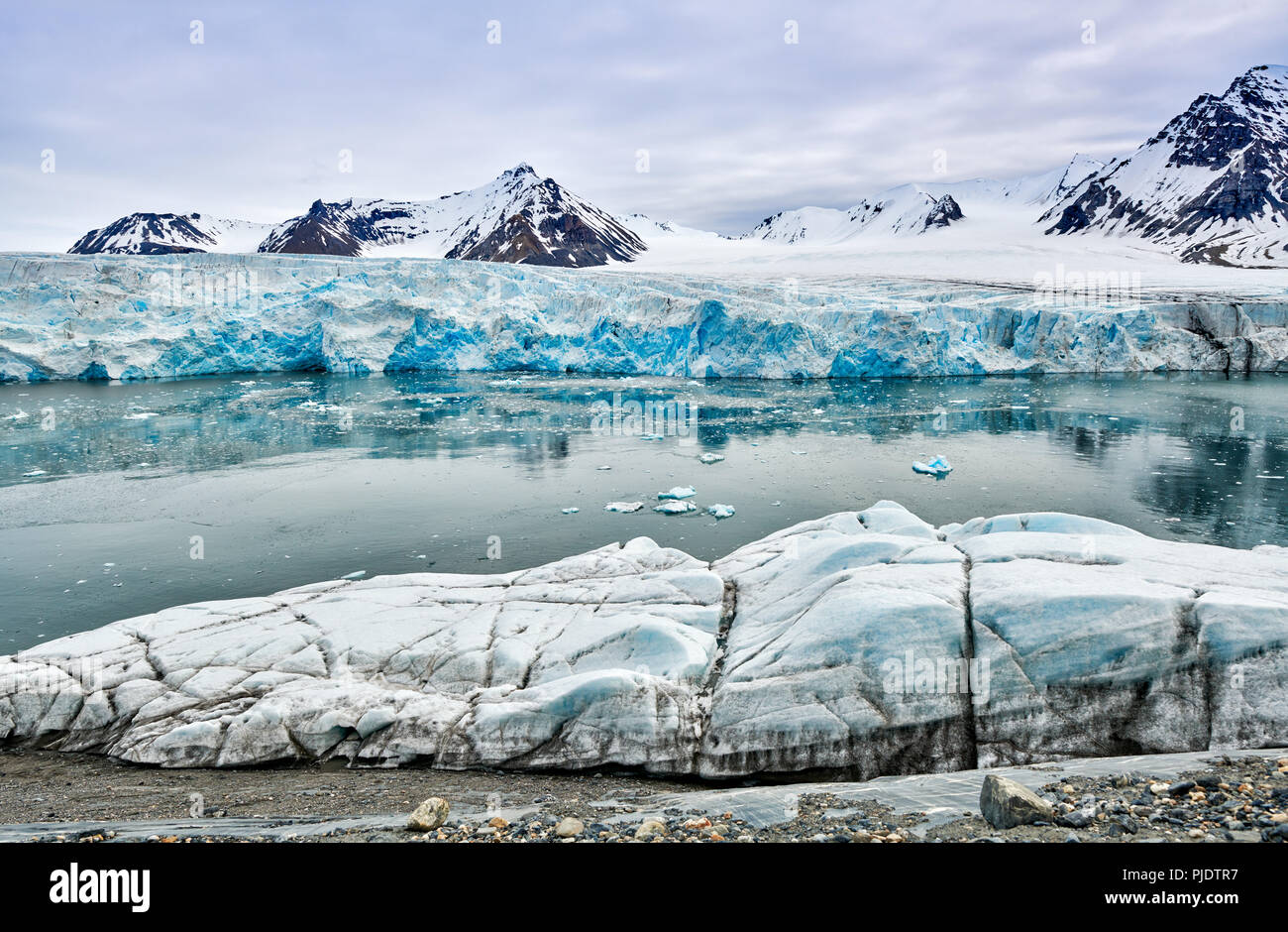 La glace bleue du glacier sur Dahlbreen ou Spitzberg Svalbard, Europe Banque D'Images La glace bleue du glacier sur Dahlbreen ou Spitzberg Svalbard, Europe Banque D'Images