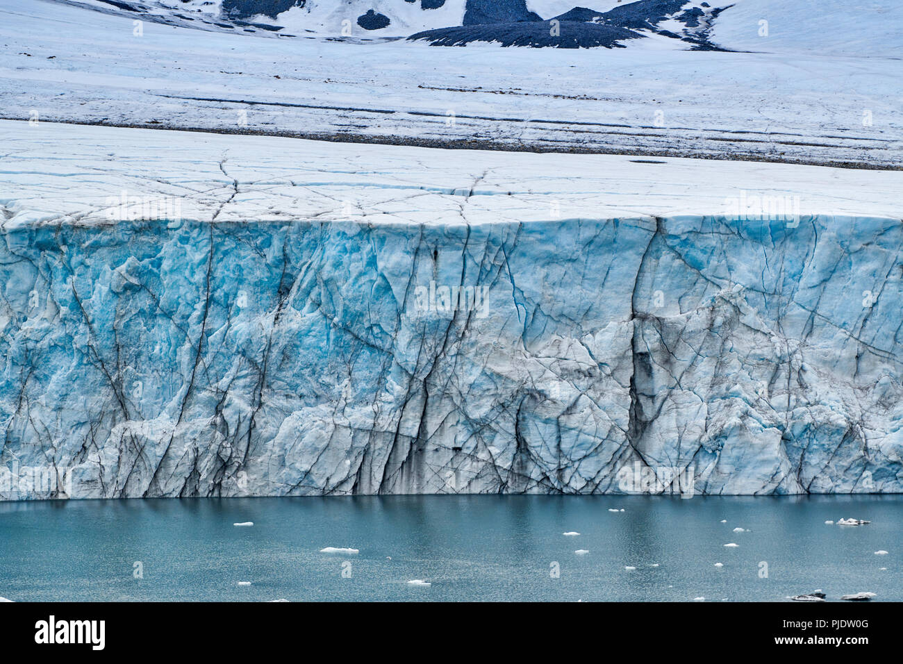 La glace bleue du glacier sur Dahlbreen ou Spitzberg Svalbard, Europe Banque D'Images La glace bleue du glacier sur Dahlbreen ou Spitzberg Svalbard, Europe Banque D'Images