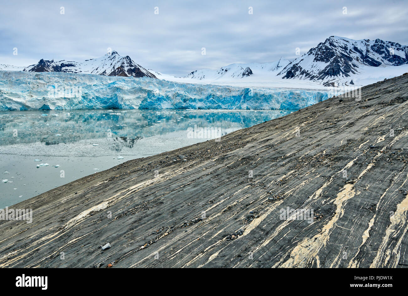 Marques de meulage sur les rochers et la glace bleue du glacier sur Dahlbreen ou Spitzberg Svalbard, Europe Banque D'Images