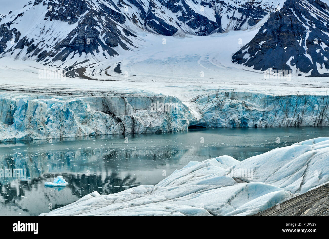 La glace bleue du glacier sur Dahlbreen ou Spitzberg Svalbard, Europe Banque D'Images La glace bleue du glacier sur Dahlbreen ou Spitzberg Svalbard, Europe Banque D'Images