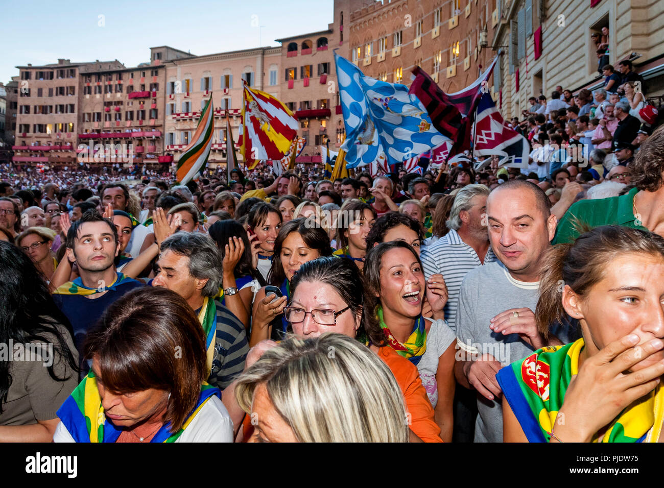 Les membres de l'Bruco (Caterpillar) via quitter la Piazza del Campo après avoir remporté le Palio, le Palio di Siena, Sienne, Italie Banque D'Images