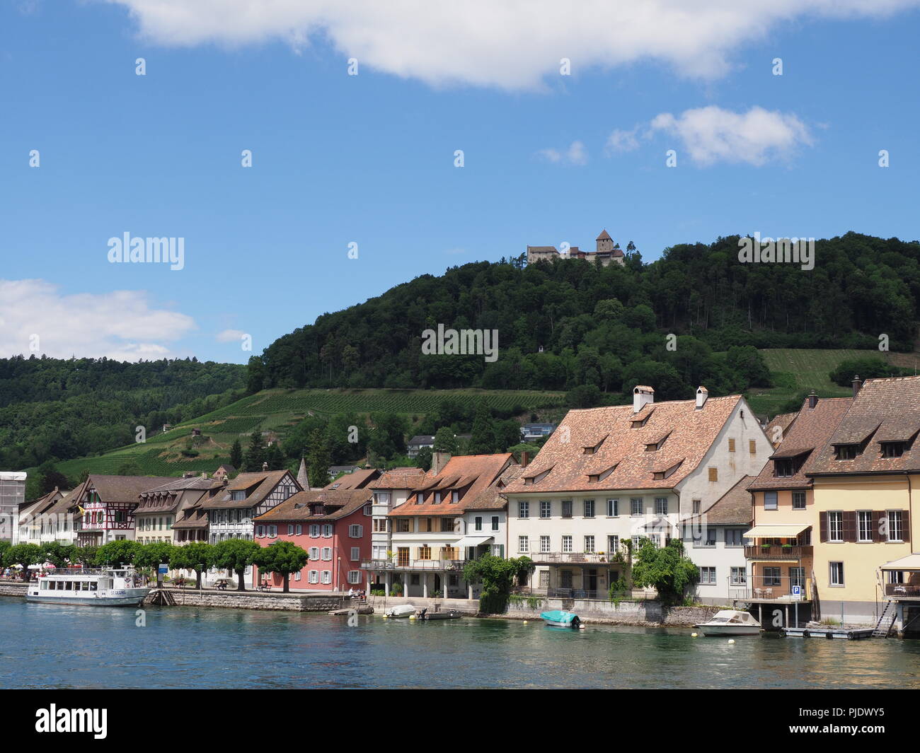STEIN am Rhein, suisse le 1 juillet 2017 : ville européenne et bateaux à Rhin et château Hohenklingen ci-dessus au canton de Schaffhouse au paysage alpin Banque D'Images
