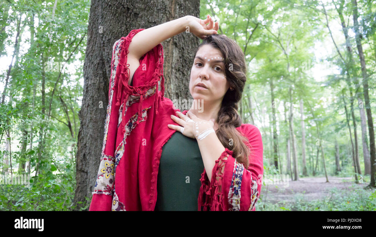 Jeune belle brunette hippie femme aux longs cheveux tresse à côté d'une pensée réfléchie et arbres Banque D'Images