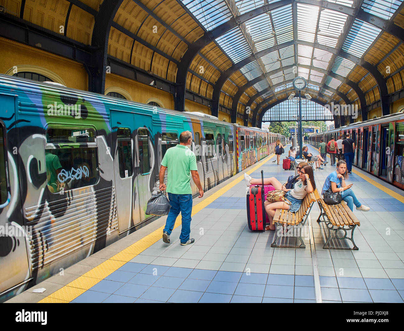 Athènes, Grèce - 1 juillet 2018. Les touristes et les citoyens européens attendent un train dans la station de métro du Pirée. Athènes. L'Attique, Grèce. Banque D'Images