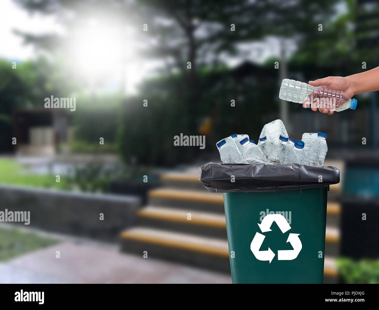 Recyclables verre plastique plastique composé d'épargne Environnement Réduire Junk Banque D'Images