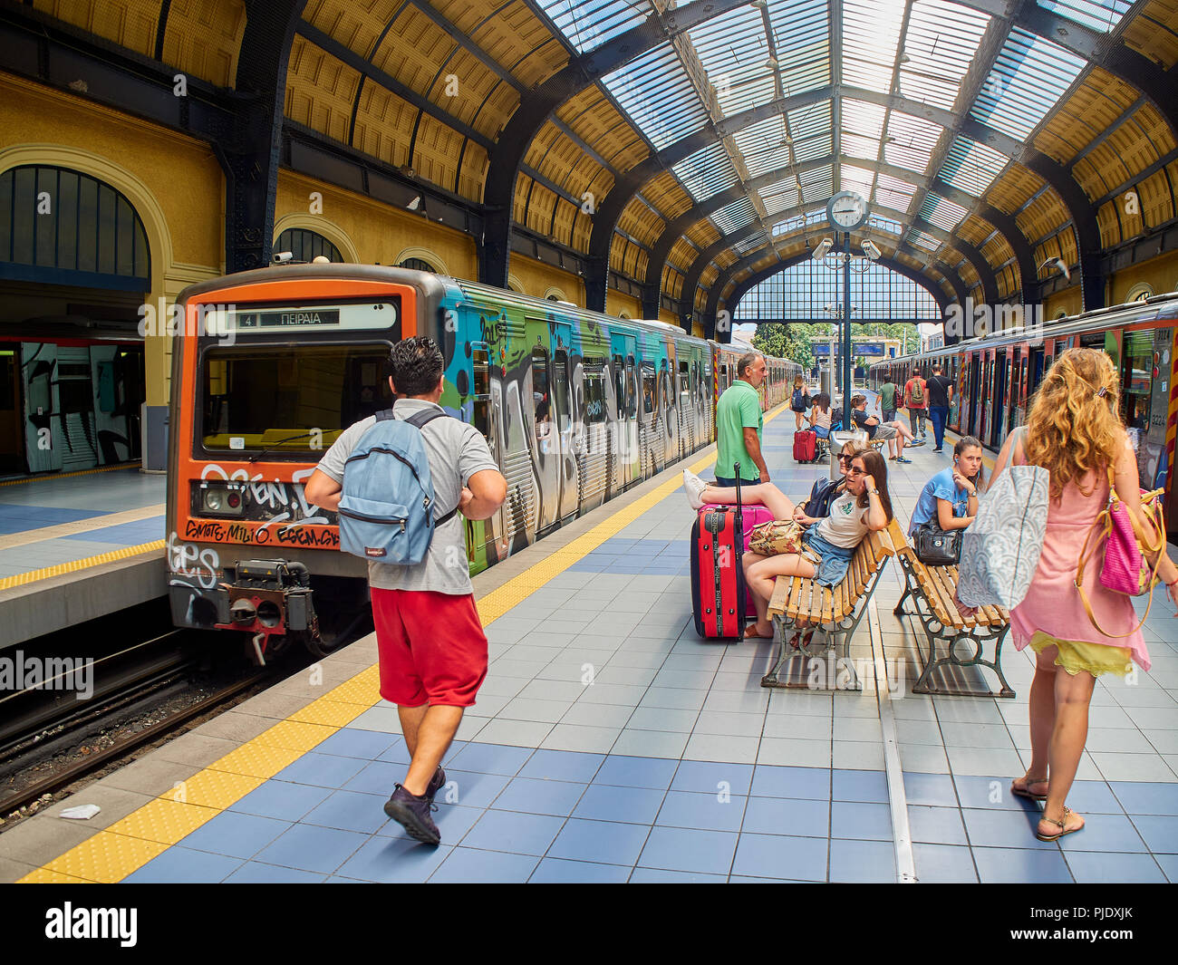 Athènes, Grèce - 1 juillet 2018. Les touristes et les citoyens européens attendent un train dans la station de métro du Pirée. Athènes. L'Attique, Grèce. Banque D'Images