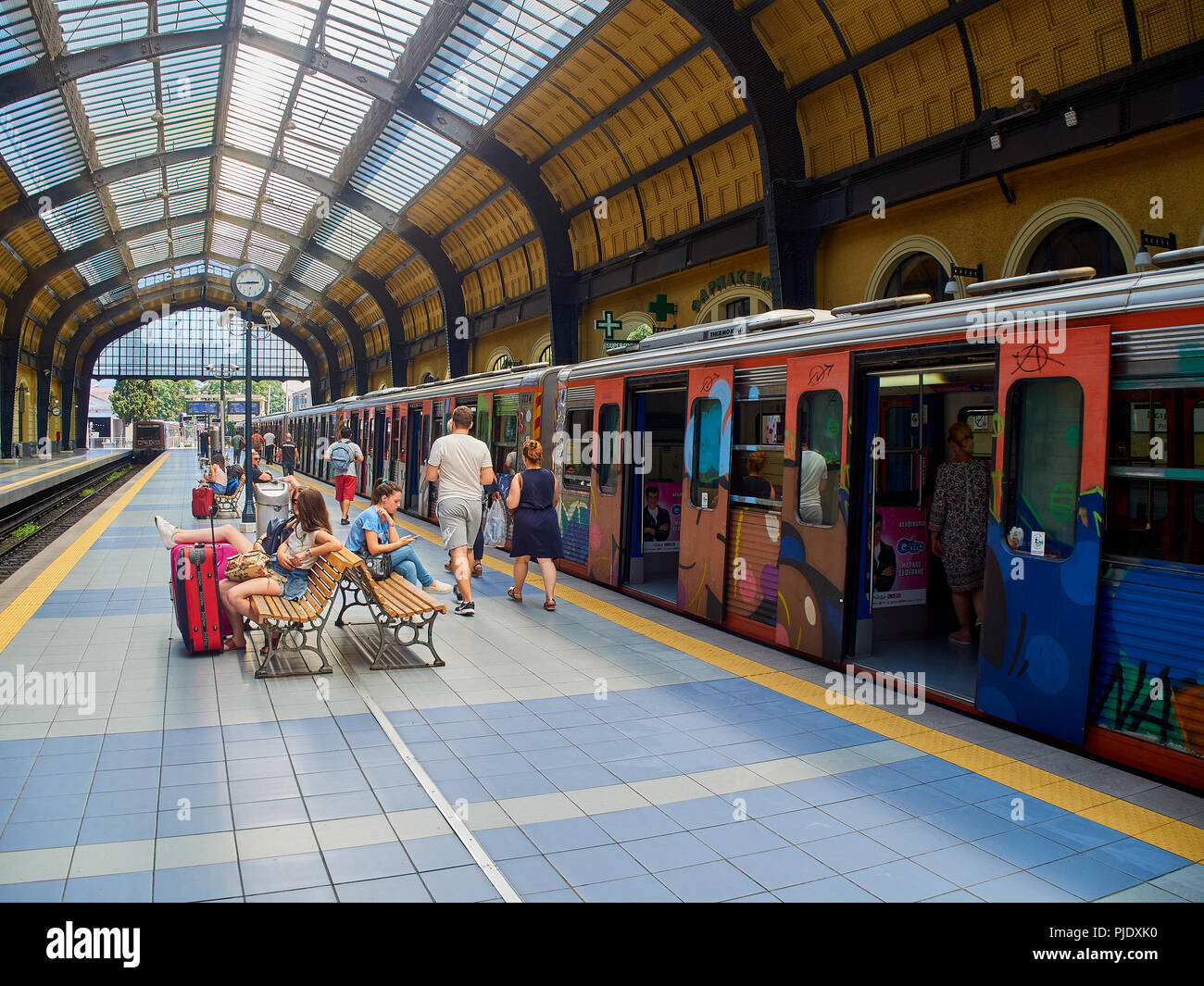 Athènes, Grèce - 1 juillet 2018. Les touristes et les citoyens européens attendent un train dans la station de métro du Pirée. Athènes. L'Attique, Grèce. Banque D'Images