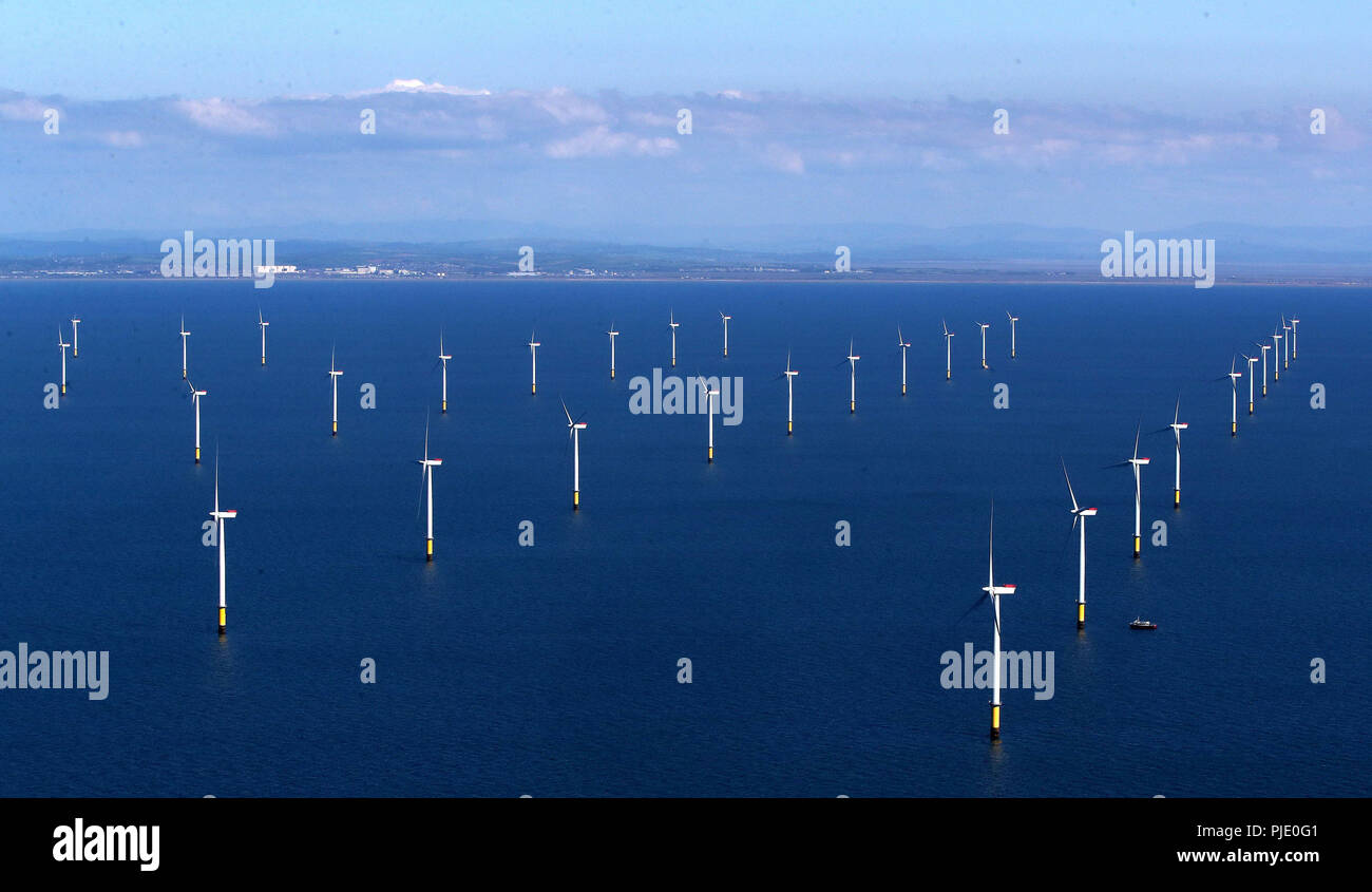 L'Extension Walney dans la mer d'Irlande, au large de la côte de Cumbria, le plus grand parc éolien offshore de travail qui a ouvert mercredi. Banque D'Images